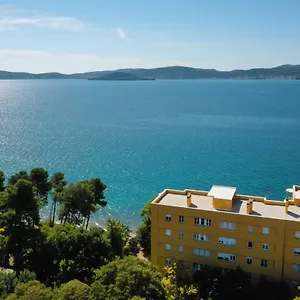 Apartment Caisa Classic Beachfront, Zadar